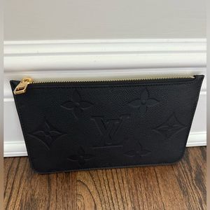 Louis Vuitton
Neverfull leather clutch bag